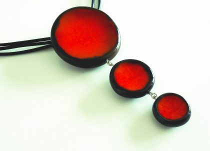 Collar-Rojo-Triple. Artesanía de Menorca. Made in Menorca. Trabajos artesanales Menorceramik.