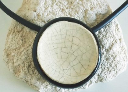 Collar-Blanco-Craquelado-Redondo-Handmade-in-Menorca-.-jewlery-workshop-ceramic-crafts-from-Menorca. whorkshop on line menorceramik