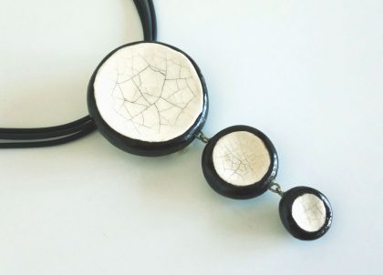 Collar-Blanco-Craquelado-Triple. Artesanía de Menorca , regalos auténticos.