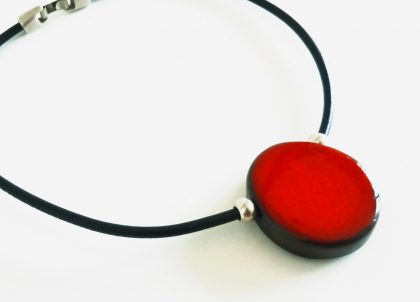 Collar-Grande-Rojo-Pasión-Cuero--y-abalorios-Zamak
