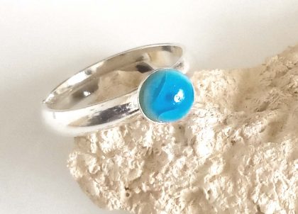 Anillo-Turquesa-Coleccion-Engastado-en-Plata-AG925-Joyeria-en-ceramica.-Trabajos-hechos-artesanalmente-en-Menorca . En Menorceramik enconraremos unas pequeñas joyas muy ligeras en cerámica.