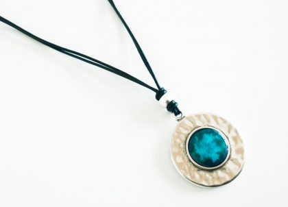 Collar-Coleccion-Engastado-en-Zamak-Moneda-Martilleada-Esmeralda-Menorceramik-Artesania-Menorca-Regalos-artesanos. de Menorca
