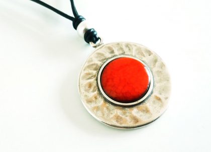 Collar-Coleccion-Engastado-en-Zamak-Moneda-Martilleada-Rojo-Menorceramik-Artesania-Menorca-Producto-artesano. regalos únicos