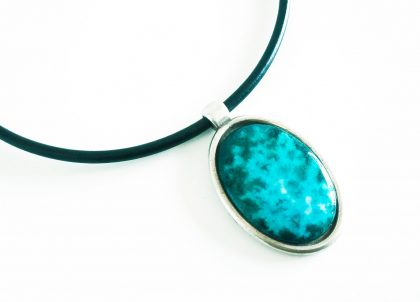 Collar-Colección-Engastado-en-Zamak-Ovalado-Esmeralda-Grande-Cuero-Menorceramik-Artesania-de-Menorca-Colores-Marinos Regalos con aires marinos