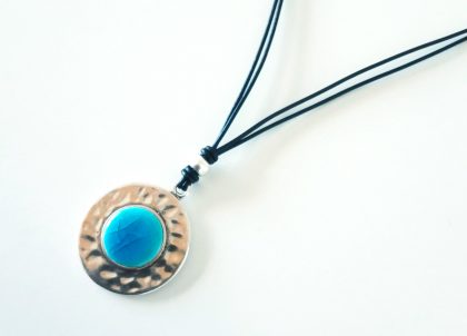 Collar-Coleccion-Engastado-en-Zamak-Moneda-Martilleada-Turquesa-Menorceramik-Artesania-Menorca-Producto-artesanos