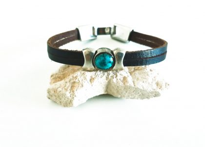 Pulsera-Engastado-en-Zamak-Pequena-Esmeralda-Doble-Cuero-Plano-Regalos-artesanos-hechos-en-Menorca menorceramik
