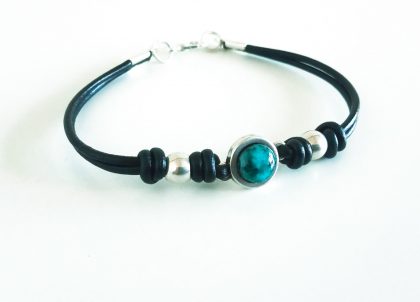 Pulsera-Engastado-en-Zamak-Pequena-Esmeralda-Doble-Cuero-Rodondo-Joyas-del-mar mediterraneo