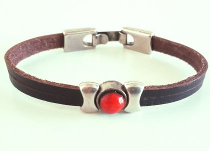 Pulsera-Engastado-en-Zamak-Pequena-Rojo-Doble-Cuero-Plano.conjunto-Zamak. Trabajos artesano de calidad