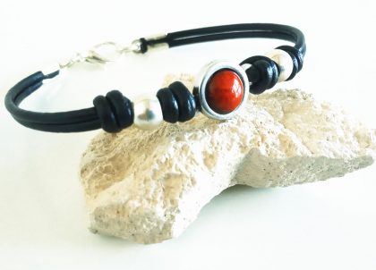 Pulsera-Engastado-en-Zamak-Pequena-Turquesa-Doble-Cuero-Redondo-Artesania-de-Menorca-Tonalidades-Marinas.Trabajos-hechos-con-delicadeza-en-Menorca.Workshop made in Menorca Handcrafts