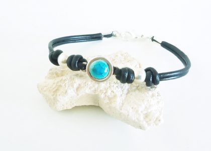 Pulsera-Engastado-en-Zamak-Pequena-Turquesa-Doble-Cuero-Redondo-Artesania-de-Menorca-Tonalidades-Marinas.Trabajos-hechos-con-delicadeza-en-Menorca Artesanía isleña