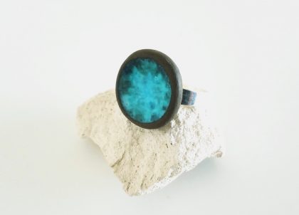 Anillo-Esmeralda-Etnico.-Colores-verde-azulados-para-un-anillo-veraniego-que-no-deja-indiferente.-De-venta-on-line-en-la-pagina-de-Joyeria-artesana-de-Menorceramik.com. Con este anillo artesano hecho a mano en cerámica en Menorca, combinarás muchas de las Colecciones con tonos Esmeralda de nuestro catálogo.