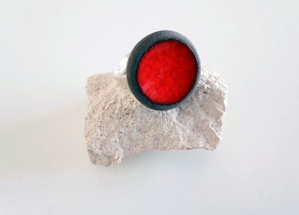 Anillo-Rojo-Étnico.-Este-bonito-y-llamativo-anillo-realizado-artesanalmente-en-cerámica-se-combina-a-la-perfección-con-muchas-de-las-Colecciones-diseñadas-en-este-color-por-la-firma-Menorceràmik