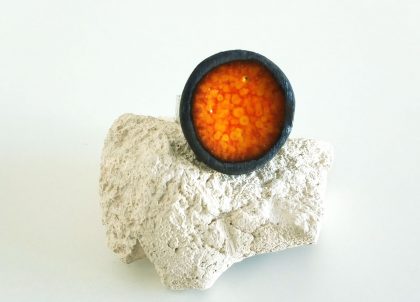 Anillo-Naranja-Etnico.-Este-llamativo-anillo-de-color-anaranjado-combina-a-la-perfeccion-con-todos-los-complementos-de-la-Coleccion-Etnico-de-la-firma-Menorceramik. Este anillo artesanal realizado en cerámica y elaborado artesanalmente se puede adquirir a través de nuestra página web de venta on line menorceramik.com