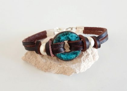 Pulsera Esmeralda Étnico. Pulsera elaborada artesanalmente en cerámica y cuero. Pulsera muy combinable con tonos marinos. Menorceramik taller artesanal de Joyería y cerámica ubicado en Menorca.