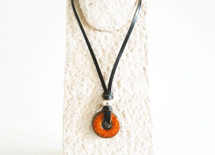 Collar-Naranja-Etnico-Corto-.-Realizado-artesanalmente-en-ceramica-en-la-isla-de-Menorca. Venta on line de artesanía elaborada en cerámica en Menorca