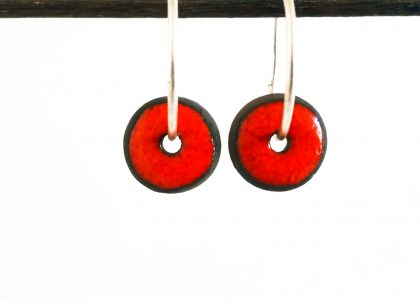 Pendiente-Etnico-Rojo-Aro-de-Plata-Grande-Menorceramik. Producto artesanal elaborado en Menorca. Venta on-line en Menorceramik.com