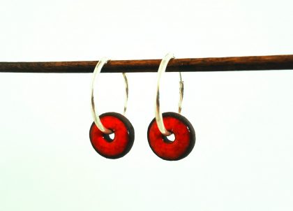 Pendiente-Rojo-Etnico-Aro-de-Plata-Pequeño. Bonito pendiente artesanal en color rojo, que resalta por su llamativo color rojo y su diseño.