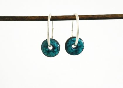 Pendientes-Esmeralda-Etnico-Aro-de-Plata-Pequeño. Tonos marinos, Plata de Ley, artesanía y diseño. Todas nuestras colecciones se elaboran artesanalmente en nuestro taller ubicado en en la población de Es Mercadal, Menorca.