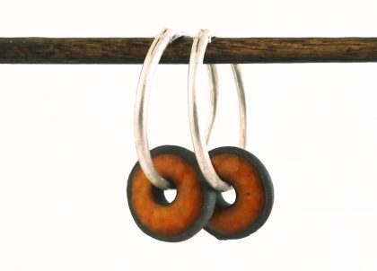 Pendientes-Naranja-Etnico-Pequeño-Aro-de-Plata. Ceramic Silver Earrings made in Menorca .