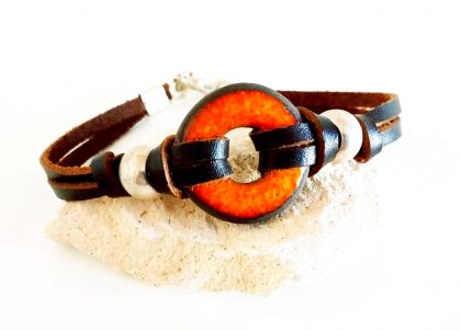 Pulsera-Naranja-Etnico-Bonita-pulsera-elaborada-de-forma-artesanal-por-la marca Menorceramik-combina-el-cuero-y-la-ceramica-entrelazando-los-dos-materiales. También se elabora en color rojo y esmeralda. .