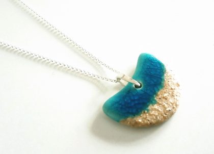 Collares en cerámica hechos en Menorca inspirados en las Playas blancas y turquesas de Menorca. Diseños propios y acabados de calidad Menorceràmik.