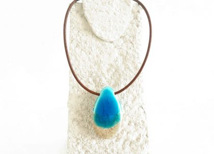 Collar-Playa-Gota con-cordel-de-cuero, elaborado en Menorca y de manera artesanal inspirado en las playas vírgenes de la isla de Menorca, sugerente y estival..