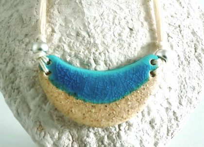 Collar-Playa-con-cordel-de-algodón, elaborado en Menorca y de manera artesanal inspirandose en las playas vírgenes de la isla.