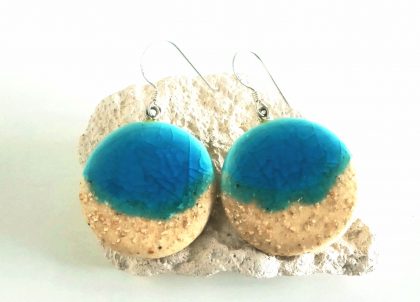 Elaborados en arcilla blanca y esmaltadas con  turquesa cristalino y un efecto de arena blanca que recuerdan las playas vírgenes de la isla