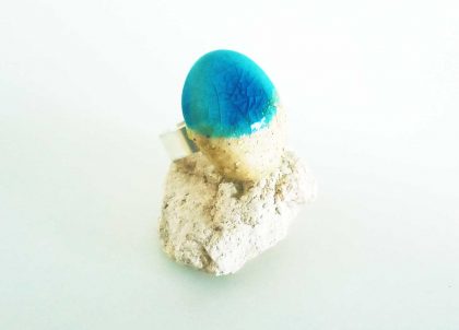 Anillo hecho a mano en cerámica montado sobre una base de latón. Inspirado en las Playas vírgenes de Menorca