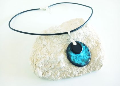 Collar-esmeralda-disco-Cordon-de-Cuero -. enorcerámik tienda de artesania Menorca..