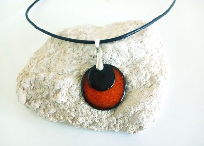 Collar-naranja-disco-cordon-de-cuero-y-plata.