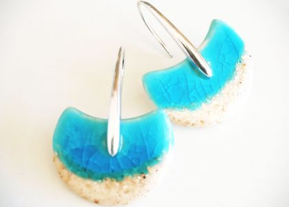 Pendientes de Plata en forma de abanico y elaboradas en arcilla blanca y esmaltados con  turquesa cristalino y un efecto de arena blanca que recuerdan las playas vírgenes de la isla, inspiración Mediterránea.