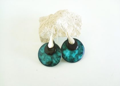 Pendientes-Esmeralda-Disco-Plata-AG925, es otro original producto realizado y diseñado en Menorceramik, artesaniía pura de la islade Menorca.