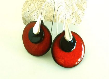 Pendientes de color rojo, contrastados con un negro brillante y montados en Plata AG925