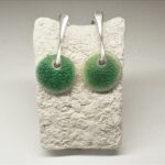 Esta joya de cerámica pintada a mano con esmalte vitrificado puede ser uno de los regalos originales que estabas buscando.    Descubre la belleza de lo simple con estos pendientes minimalistas de plata chapada en oro hechos a mano. Con la mejor calidad y diseño único. La colección circulo resalta por estar realizada con material de primera calidad, con un diseño artesanal de durabilidad garantizada y edición limitada. Comprar joyas hechas a mano en Menorca ya disponible ahora en nuestra tienda on line,