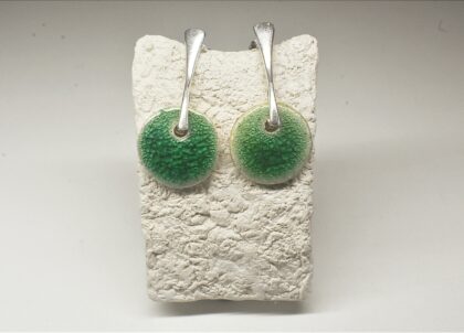 Esta joya de cerámica pintada a mano con esmalte vitrificado puede ser uno de los regalos originales que estabas buscando.    Descubre la belleza de lo simple con estos pendientes minimalistas de plata chapada en oro hechos a mano. Con la mejor calidad y diseño único. La colección circulo resalta por estar realizada con material de primera calidad, con un diseño artesanal de durabilidad garantizada y edición limitada. Comprar joyas hechas a mano en Menorca ya disponible ahora en nuestra tienda on line,