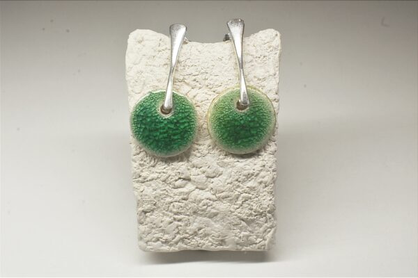 Esta joya de cerámica pintada a mano con esmalte vitrificado puede ser uno de los regalos originales que estabas buscando.    Descubre la belleza de lo simple con estos pendientes minimalistas de plata chapada en oro hechos a mano. Con la mejor calidad y diseño único. La colección circulo resalta por estar realizada con material de primera calidad, con un diseño artesanal de durabilidad garantizada y edición limitada. Comprar joyas hechas a mano en Menorca ya disponible ahora en nuestra tienda on line,