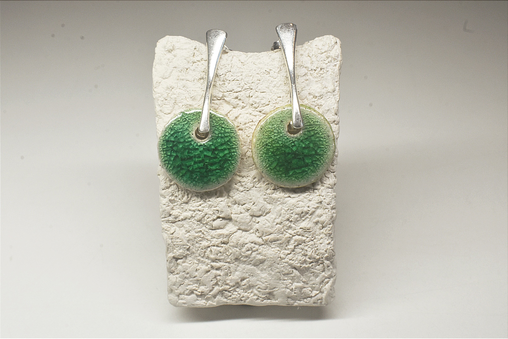 Esta joya de cerámica pintada a mano con esmalte vitrificado puede ser uno de los regalos originales que estabas buscando.    Descubre la belleza de lo simple con estos pendientes minimalistas de plata chapada en oro hechos a mano. Con la mejor calidad y diseño único. La colección circulo resalta por estar realizada con material de primera calidad, con un diseño artesanal de durabilidad garantizada y edición limitada. Comprar joyas hechas a mano en Menorca ya disponible ahora en nuestra tienda on line,